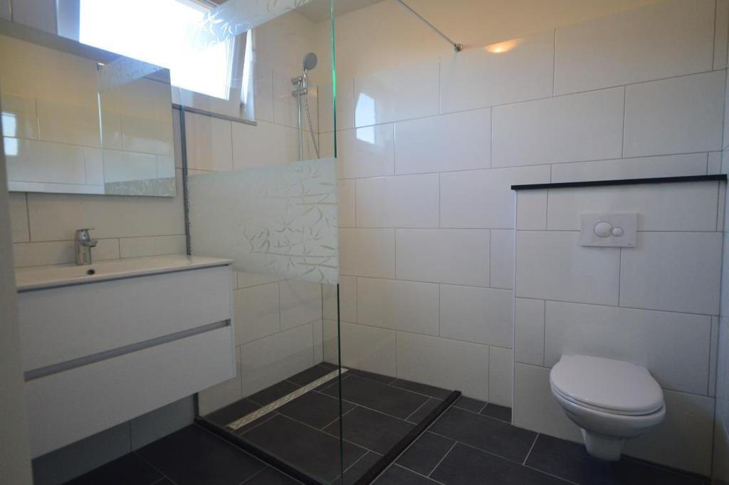 De moderne badkamer is voorzien van een inloopdouche, vaste wastafel en 2e toilet. Extra informatie: - De woning is in 2017 volledig gemoderniseerd o.a.: nieuw stuc- en schilderwerk, nieuwe keuken, nieuwe badkamer, nieuw leidingwerk, nieuwe meterkast.