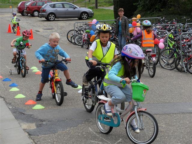 Schoolmobiliteit als drager voor maatschappelijke doelen Jong geleerd is oud gedaan Ouders leren via de kinderen Via schoolmobiliteit aandacht voor: - (informele)