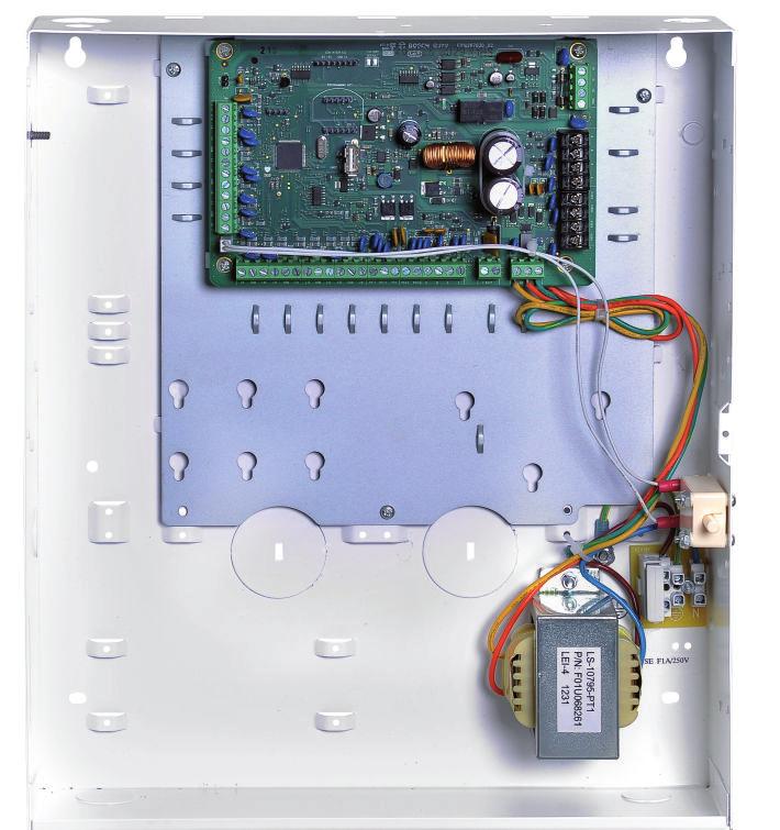 Een on-board PSTN-kiezer verzendt een alarm via het openbare telefoonnet naar een telefoon en/of een meldkamer, en tegelijkertijd wordt een