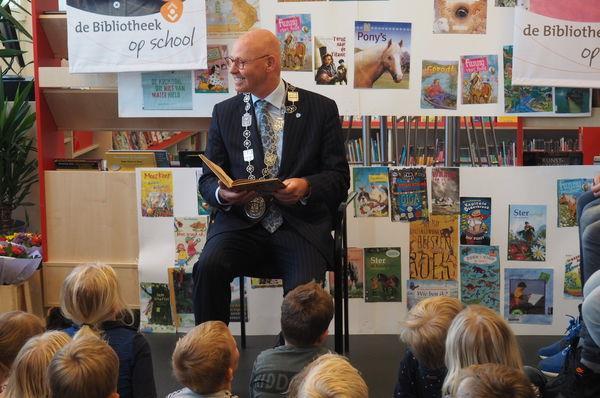 Opening van de schoolbibliotheek Op 8 april heeft de burgemeester, met de burgemeester van Kampereiland Max, de schoolbibliotheek geopend. De burgemeester was vol lof over de bibliotheek.
