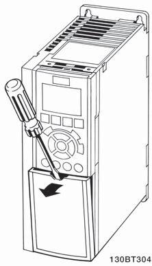 3 Installeren 3.3.5 Toegang tot stuurklemmen Alle klemmen voor de stuurkabels bevinden zich onder de klemafdekking aan de voorkant van de frequentieomvormer.