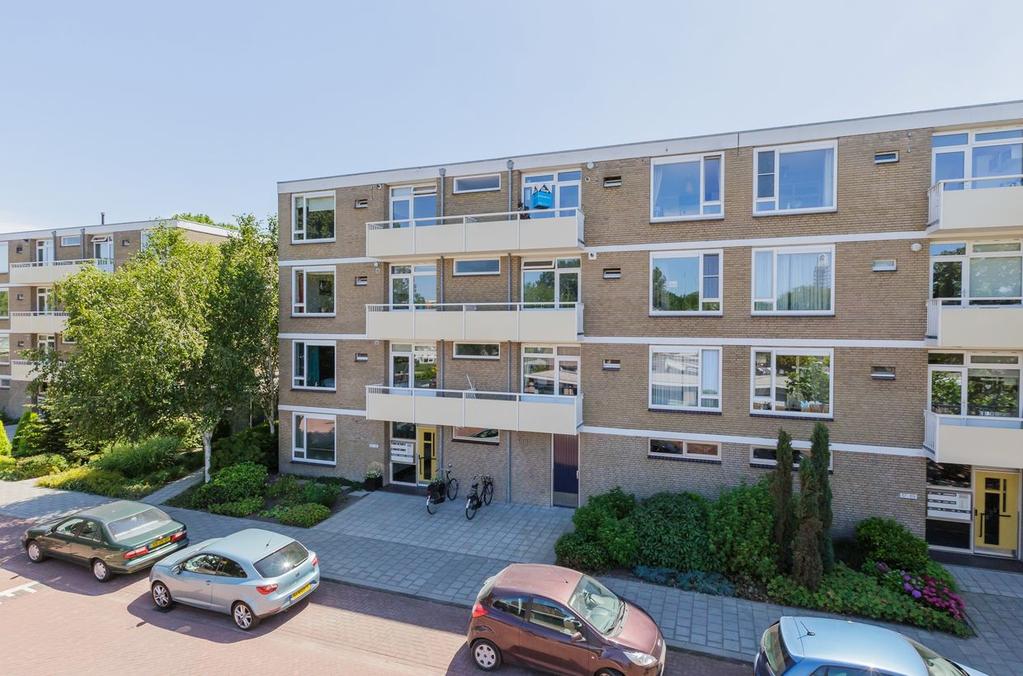 Cederstraat 55 2404 VD Alphen aan den Inleiding Rijn Goed afgewerkt 4-kamer appartement met vrij uitzicht en heerlijk zonnig balkon (Zuid). BIEDEN VANAF 165.000,- k.k. Gelegen in de groene "Bomenbuurt" Dichtbij N.