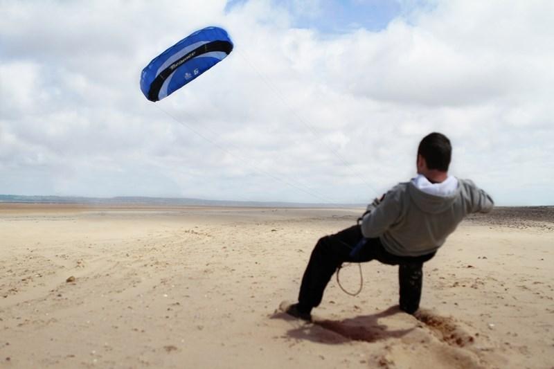 De power kite De power kite (spreek uit: pouwer kait) is een grote gebogen vlieger met een vleugelvorm. Kite is het Engelse woord voor vlieger.