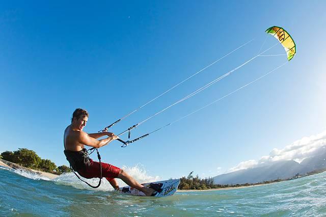 Kitesurfen Kitesurfen is een populaire sport.