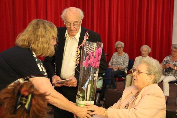 Jeanne en Jaap Alofs delen al 65 jaar lief en leed De viering in zorgcentrum Ter Reede in Vlissingen werd opgeluisterd door het gemengd koor van de Onze Lieve Vrouwekerk, waarin Jaap Alofs ook nog