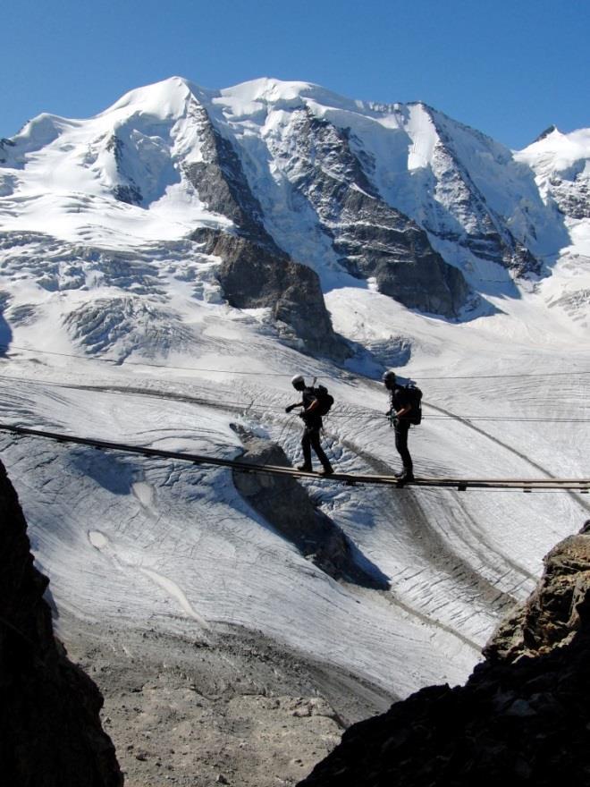 Onderschat het niet, want de routes lopen vaak door overhangend terrein en luchtige passages. Tijdens het Klettersteigen ben je op jezelf aangewezen als het op veiligheid aankomt.