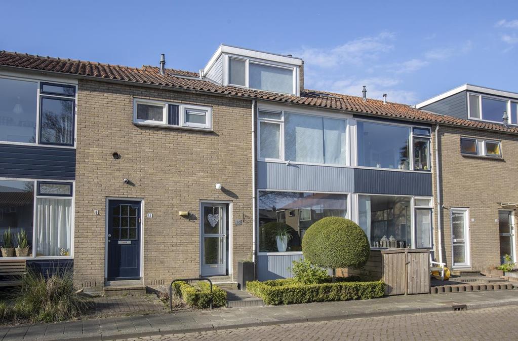 Wat een geweldig mooie woning! Goed onderhouden en volledig gerenoveerde tussenwoning in de gewilde wijk Dubbeldam.