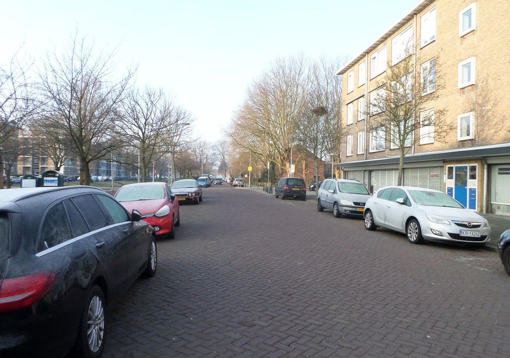 Omgevingsfactoren Het pand is gelegen in de directe omgeving van het winkelcentrum 'De Ambachtsgaarde'.