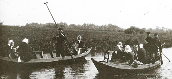 Om 8:15 uur vanaf de Pastoor Meriusflat in Spanbroek en om 8:30 uur vanaf het Theresiahuis in De Weere. Alleen zij die zich op woensdag 13 maart 2018 hebben opgegeven, kunnen mee.