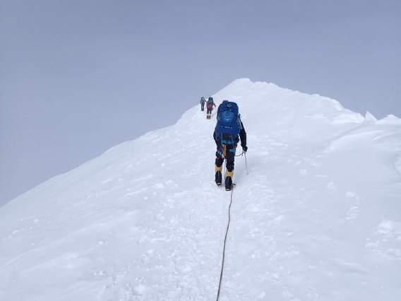 Na de traverse wordt vaak een cache gemaakt. Kamp 3 (4328m) Kamp 3 of 14K kamp is gelegen op een plateau (Genet Bassin) onder de Headwall; het steilste stuk van de route.