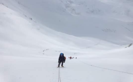 Hoe later, hoe meer blank ijs, hoe zwaarder het is. Je beklimt deze 45 tot 50 graden steile wand van zo n 250 meter terwijl je jezelf beveiligt aan het vaste touw met een jumar.