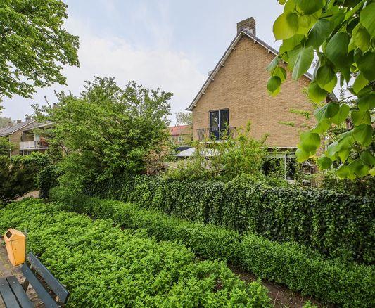 Gelegen aan de Ruijterstraat in Lisse vinden we deze ruime en zeer goed onderhouden hoekwoning met aanbouw aan de achterzijde, maar liefst 5 slaapkamers, eigen garage met oprit en grote tuin rondom