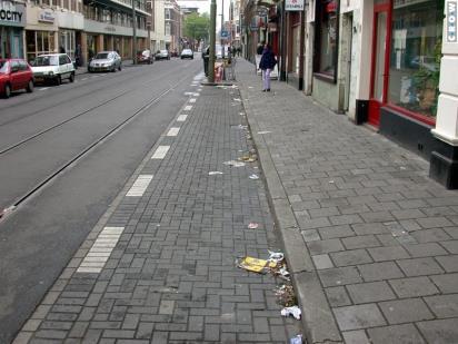 De verzorgende staat van een wegvak is het uiterlijk van het wegvak. Bijvoorbeeld veegvuil langs de rand en onkruid tussen de klinkers. Afbeelding 3.1 geeft meer verduidelijking. Afbeelding IV.