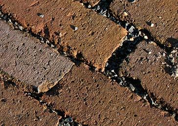 gebakken sierbestrating Door de structuren geeft een straatwerk van bakstenen een bijzonder resultaat. Een straatbaksteen is een oerhollands en 100% natuurlijk (klei)product.