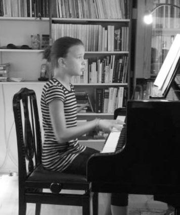 20 Anna Luna Verschuuren Marie-Louise Swinkels Theo Hofmans genaamd I would stay, in perfect Engels, en wederom zich begeleidend op de piano.