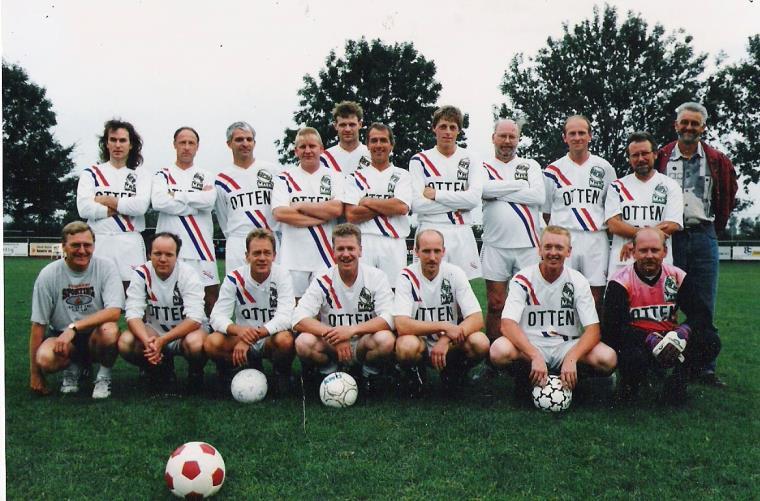 Staand vlnr Bert Kivits, Bert Lubbers, Arend Schepers, Henri Godeke, Henny Jonkeren, Henk Veneman, Roelof Richterink, Gerrit Muis, Wim Otten, Henk Fahner en Alex Muis Gehurkt vlnr Freek Godeke,