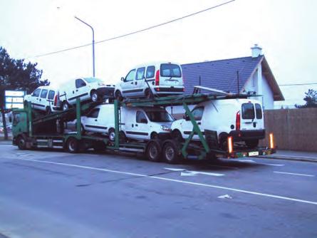 de laadvloer van de ladingdrager rusten. Als de rupsbanden buiten het kader van de ladingdrager komen, dan moet het kader of chassis van de machine worden ondersteund.