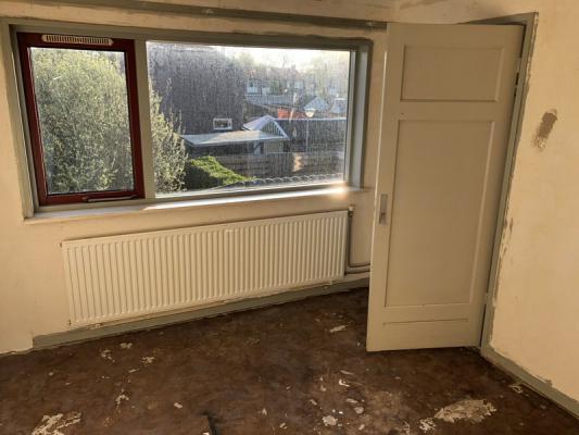 1e verdieping: overloop, drie slaapkamers van ca. 5, 8 en 12 m².