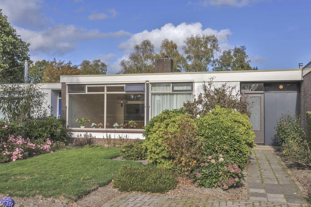 Nassauwyk 12 te Kootstertille Vraagprijs 149.000,- k.k. Deze geschakelde bungalow met drie slaapkamers is gelegen in een rustige woonomgeving aan een doodlopende straat op een perceel van 325 m².