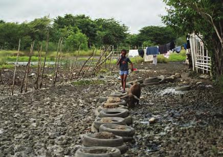 Ongezonde omgeving Door regelmatige overstromingen in Colombia is de grond in deze streek verzadigd.