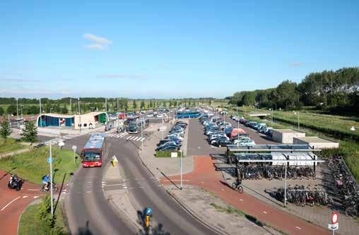 Via de noordelijke en de oostelijke ringweg gaat het verkeer rechtsom om Groningen heen. Op de borden zien de automobilisten waar ze de ringweg kunnen verlaten om bij hun bestemming te komen.