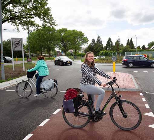 8 9 ALS FIETSMAKELAAR HELP IK GEMEENTEN IN HET ZADEL Fietsmakelaar staat op haar visitekaartje, en daarmee is ze vermoedelijk de enige ter wereld.