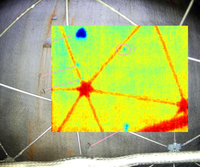 Een voorbeeld van de resultaten van de thermische camera waarop beschadigde delen van isolatie goed terug te zien zijn: Zie bijlage 1 onderaan deze offerte voor een technische specificatie van de