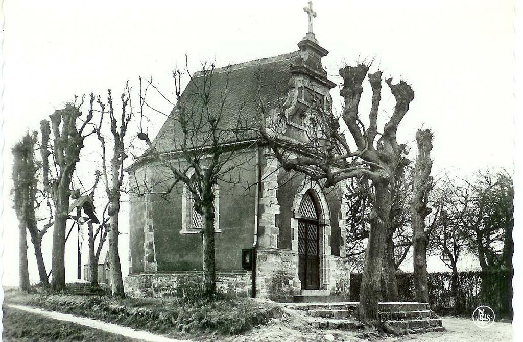 De Dikke Kapel, een barokke kapel uit 1640 staat op de hoogte van de Kruiskouter. Ze is toegewijd aan O.-L.