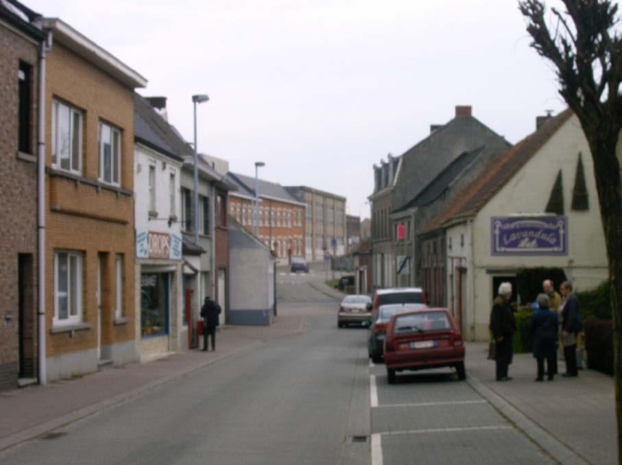 Dit is de weg naar de school en het klooster in 1908. Het tweede huis rechts was tot 1877 tot 1909 de onderpastorij.