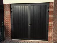 AW40-2 openslaande garagedeur met 40mm paneel vulling en smalle profilering. Plank -hoogte ca.