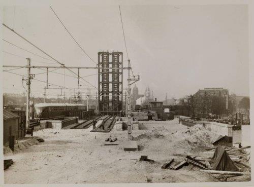 Spoorwegviaduct Oosterdoksluis/Oosterdoksdoorgang Het spoorwegviaduct over de Oosterdoksluis/Oosterdoksdoorgang is tussen circa 1935 en 1938 gebouwd ter vervanging van de oorspronkelijke