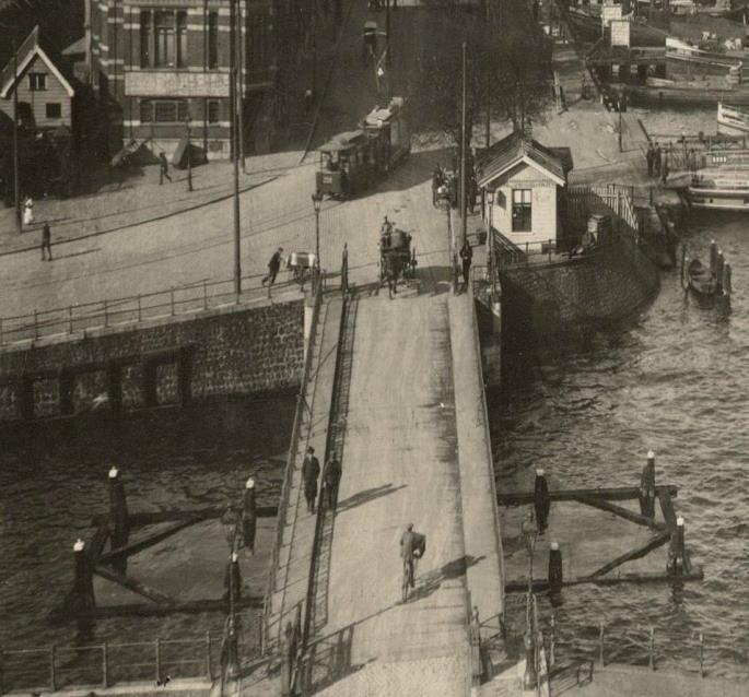 Doorvaart Oostertoegang Oorspronkelijk lag over de Oostertoegang een draaibrug uit 1876. Deze werd in 1930 vervangen door een hefbrug naar ontwerp van P.