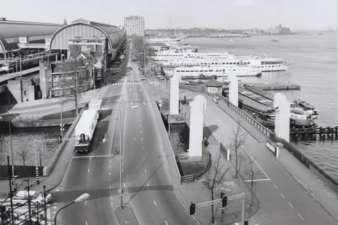 Rond 2001 is de hefbrug gedemonteerd en opgeslagen om elders in de stad herplaatst te worden.