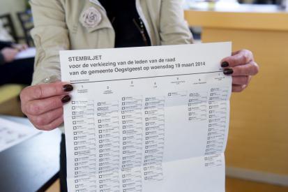 De namen van de politieke partijen staan bovenaan op het stembiljet.