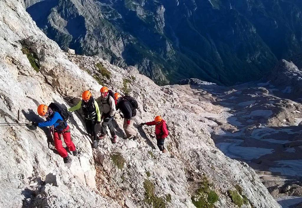 Hoogteziekte Veiligheid Bergsport, zelfs als het gaat om wandel en klautertochten, brengt altijd risico s met