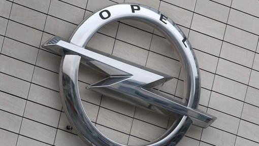 Opel en Peugeot Citroën gaan samen auto's ontwikkelen PSA Peugeot Citroën en Opel-moederbedrijf General Motors gaan samenwerken bij de ontwikkeling van wagens. Ze willen op die manier kosten sparen.