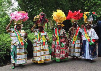 Ter gelegenheid hiervan treedt de groep Kopro Beki Prodo bij ons op. Deze Surinaamse culturele groep komt in kleurrijke authentieke Afro-Surinaamse klederdracht vertellen, zingen en dansen.