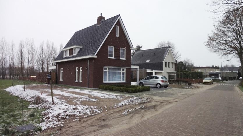 Aan de overzijde van Bolakker zijn recent woningen gebouwd. Dit betreft een serie geschakelde woningen met een kleine verdraaiing van de rooilijn ten opzichte van de lijn van de weg.