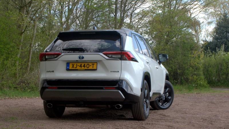 Anabolenslikker Zonder typeplaatje aan de achterzijde hadden we nooit kunnen raden dat dit de nieuwe RAV4 zou zijn. In geen enkele vorm lijkt de vijfde generatie van het model op zijn voorgangers.