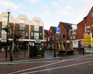 Voortuinen komen weinig voor. De rooilijn van de bebouwing volgt de weg en heeft kleine verspringingen. Bij rijen en complexen is de rooilijn in samenhang.