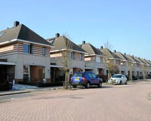 De rechte rooi- en noklijnen zorgen per rij voor een samenhangend beeld en lopen evenwijdig aan de straat. In de oudere gebieden zijn de rijen relatief kort.