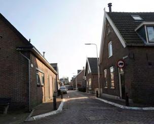 opbouw met een eenvoudige rechthoekige plattegrond de individuele woning binnen een rij is deel van het geheel gebouwen hebben bij voorkeur een onderbouw van één tot twee lagen met een eenduidige en