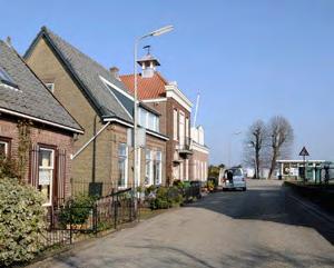 De plaatsing van de hoofdgebouwen varieert van in de polder tot aan de kruin van de dijk. Bebouwing is bij voorkeur georiënteerd op de weg.