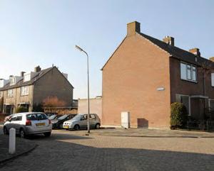 De voorgevels van de woningen zijn veelal georiënteerd op de straat. Voor- en achtertuinen versterken het groene karakter.