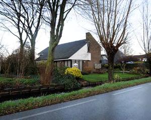 Villa's Weidebloemstraat Beschrijving Het villagebied van Berkenwoude ligt geïsoleerd van de kern aan de rand van de gemeente en bestaat hoofdzakelijk uit vrijstaande woningen in een groene omgeving.