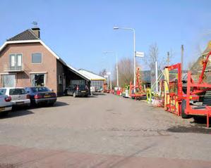 De bebouwing staat in het algemeen langs de hoofdontsluitingswegen en ligt meestal iets terug op ruime kavels ontsloten door bruggen.