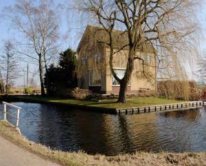 concentreren in de ontginningslinten, met behoud van doorzichten naar het landschap bedrijfsgebouwen liggen achter de voorgevelrooilijn gebouwen liggen op enige afstand van de perceelsgrens of de