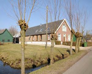 parallel aan het verkavelingspatroon bijgebouwen liggen bij voorkeur uit het zicht achter het hoofdgebouw en liggen op enige afstand van de perceelsgrens of de slootkant doorzichten behouden en waar