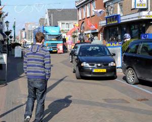 haakse reclame: - hoogstens 1,00 m2 en onder de ramen van de verdieping - hoogstens één vlag per 4,00 m gevel - onder de scheiding van begane grond en verdieping (voorkom hinder voor voetgangers en