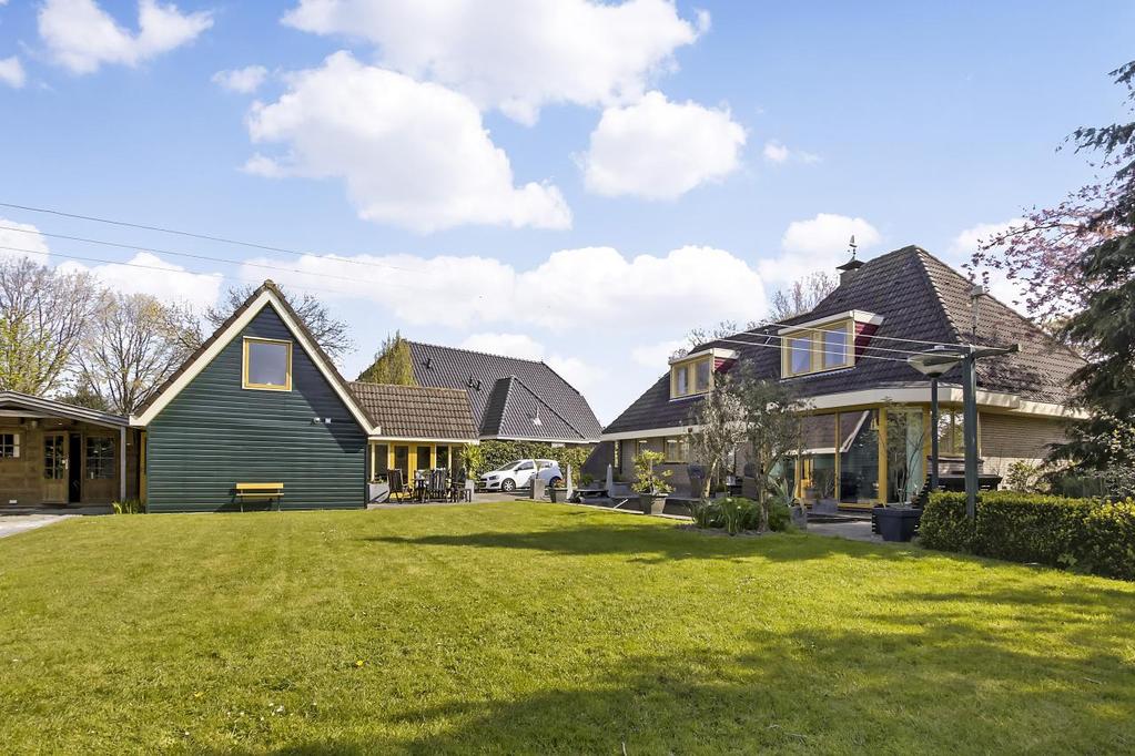 Heerlijk ruim en vrij wonen in een landelijk dorp op korte afstand van voorzieningen? Dat kan in dit vrijstaande woonhuis op een perceel van ruim 1.